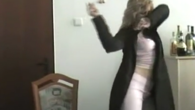 Mollige Blondine zeigt beim Striptease ihre Strapse